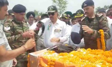 नाहन : सैनिक मुकेश कुमार सैन्य सम्मान से पंच तत्व में विलीन,सैंकड़ो नम आंखों ने दी विदाई...