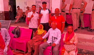 घुमारवीं की ग्राम पंचायत सेऊ में स्थापित पिंक मतदान केंद्र में 113 वर्षीय मंगलू देवी ने किया मतदान