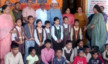 नाहन: श्री सनातन चैरिटेबल सोसायटी ने बनोग स्कूल में बांटी शिक्षण सामग्री..