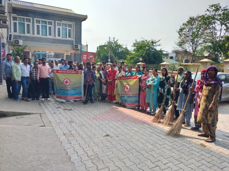विश्व रैडक्रॉस दिवस पर नादौन में चलाया सफाई अभियान