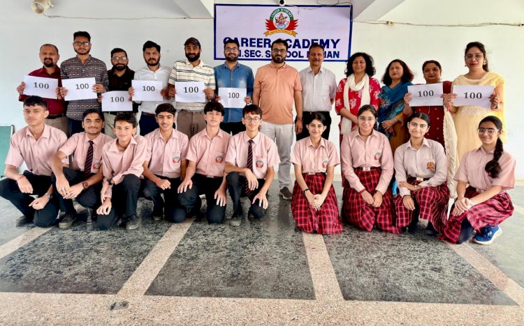 नाहन:करियर अकादमी ने शिक्षकों को किया सम्मानित,शिक्षकों को पांच-पांच हजार पारितोषिक.13 मई को स्कूल में अवकाश घोषित.