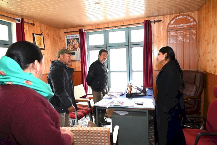 तांदी पहुंचीं उपायुक्त किरण भड़ाना, नामांकन पत्रों की जांच प्रक्रिया का लिया जायजा