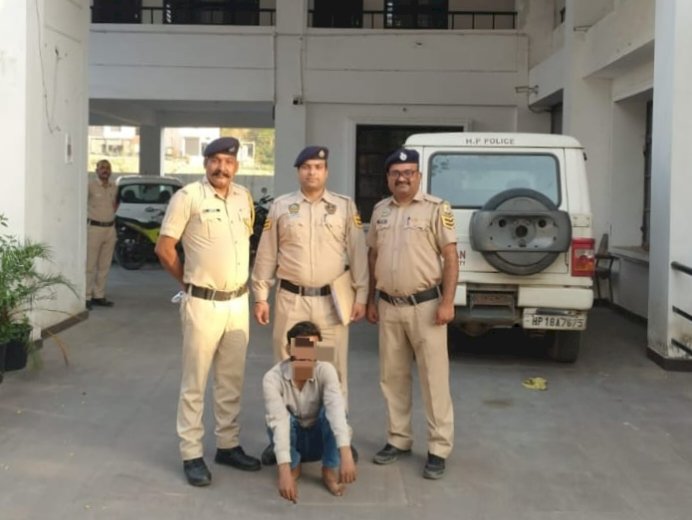 नाहन: मोगीनन्द नशा तस्कर धरा, 90 नशीले कैप्सूल पकड़े.