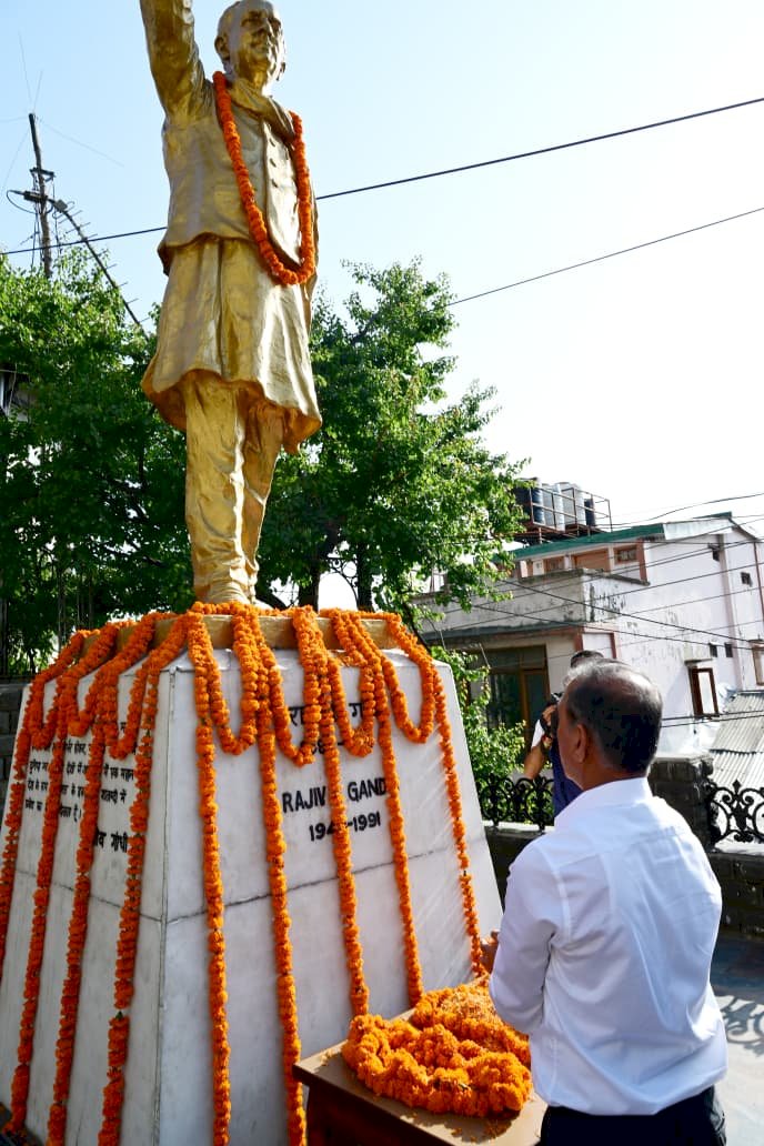 मुख्यमंत्री ने राजीव गांधी की पुण्यतिथि पर श्रद्धांजलि अर्पित की