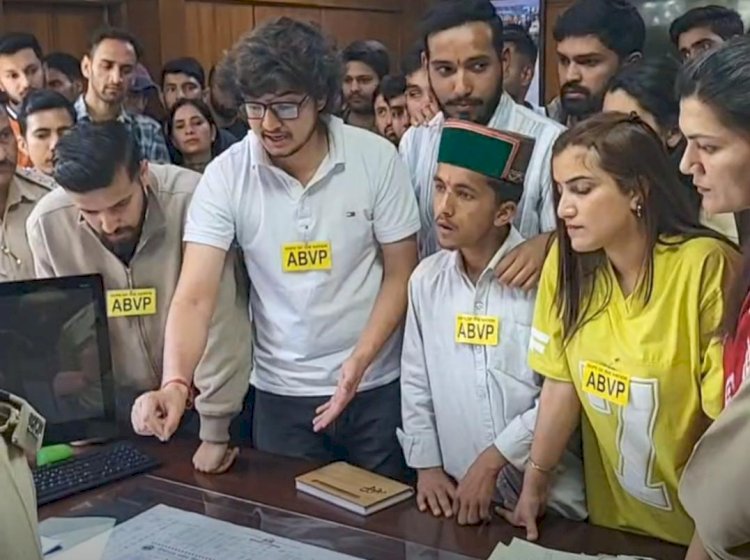 फ़ीस वृद्धि नियम वापिस लें प्रशासन. अभाविप ने किया कुल सचिव का घेराव