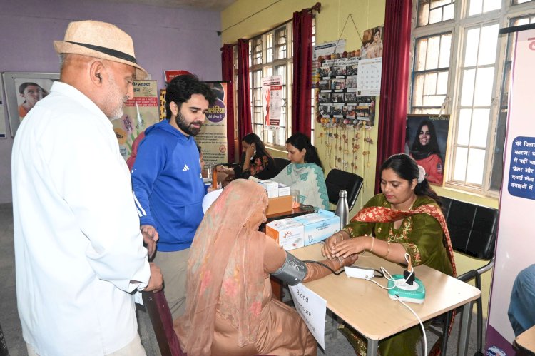 मॉडल मतदान केंद्र रंधाड़ा में स्वास्थ्य सेवाओं की अनूठी पहल