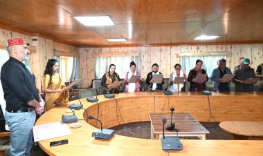 नवनिर्वाचित जिला परिषद सदस्यों को दिलाई पद एवं गोपनीयता की शपथ