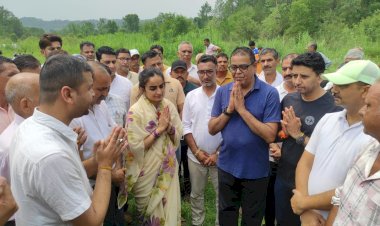 दिवंगत मर्चेंट नेवी अधिकारी आदित्य शर्मा का अंतिम संस्कार उपायुक्त गंधर्वा राठौड़, अन्य अधिकारियों और गणमान्य लोगों ने भी दी श्रद्धांजलि