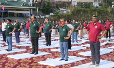 मुख्यमंत्री ने लगभग दो हजार लोगों के साथ किया योगाभ्यास