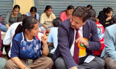 उपायुक्त अनुपम कश्यप ने खिलाड़ियों संग बैठकर किया भोजन, जीता सभी का दिल