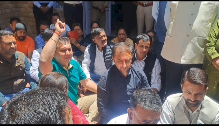 शिमला: जिला परिषद सदस्यों के शपथ समारोह में बवाल डीसी के खिलाफ भाजपा नेताओं ने क़िया हंगामा...