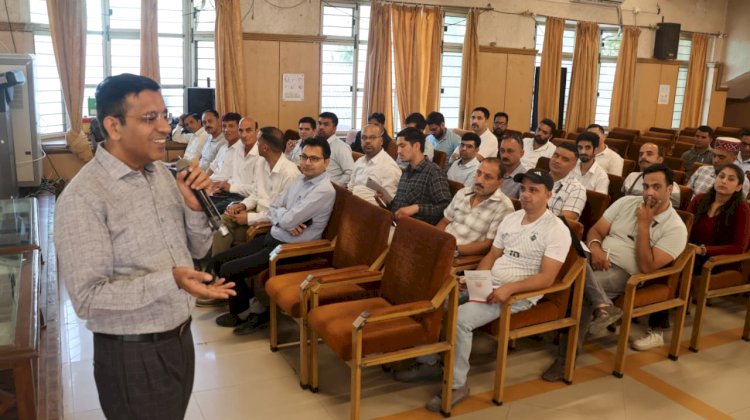 देव सदन कुल्लू में आधार ऑपरेटरों और पर्यवेक्षकों का राज्य स्तरीय मेगा प्रशिक्षण आयोजित
