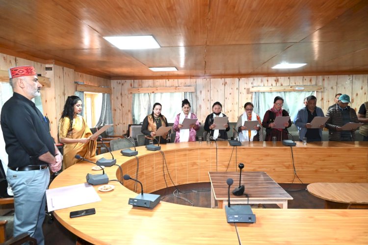 नवनिर्वाचित जिला परिषद सदस्यों को दिलाई पद एवं गोपनीयता की शपथ
