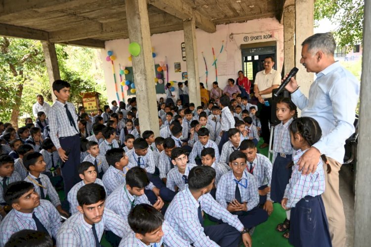 तकनीकी शिक्षा मंत्री ने डंगार स्कूल के विद्यार्थियों के साथ किया संवाद स्कूली बच्चों ने पूछे सवाल.....