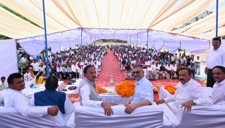 नाहन  :उद्योग मंत्री हर्षवर्धन चौहान ने नवनिर्वाचित पंचायत प्रधान व उप-प्रधानों के शपथ ग्रहण समारोह की .....जनता अपने प्रतिनिधि को बहुत विश्वास और अकांक्षाओं से चुनती है