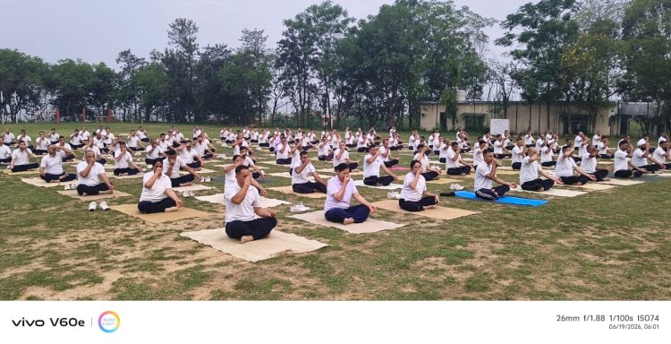 बनगढ़ रिजर्व पुलिस बटालियन में विशेष योग सत्र आयोजित आयुष विभाग ने अंतर्राष्ट्रीय योग दिवस 2026 के उपलक्ष्य में करवाया योगाभ्यास, अधिकारियों व जवानों ने लिया भाग