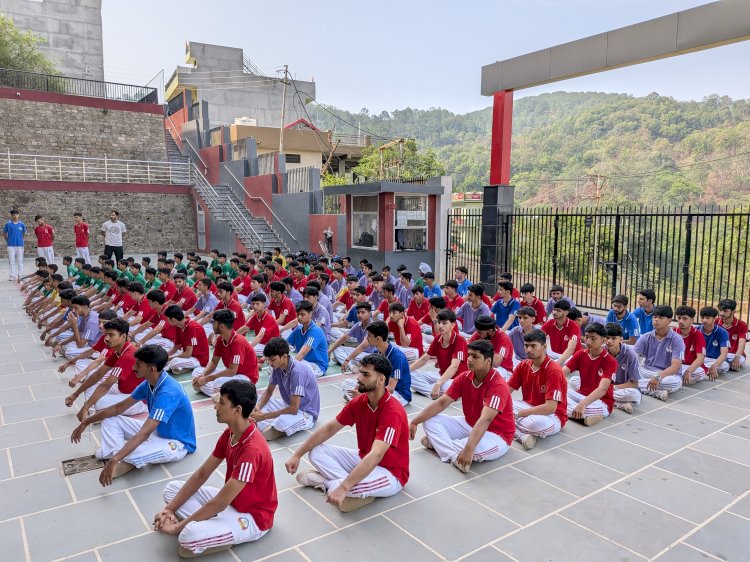 नाहन :योग अपनाएं, स्वस्थ जीवन पाएं: करियर अकादमी में अंतर्राष्ट्रीय योग दिवस समारोह