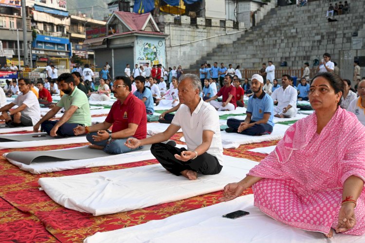 अंतर्राष्ट्रीय योग दिवस पर सेरी मंच में हुआ सामूहिक योगाभ्यास