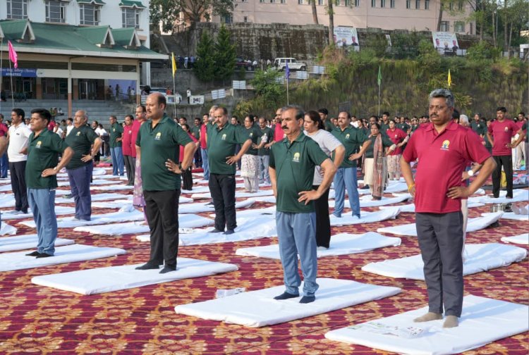 मुख्यमंत्री ने लगभग दो हजार लोगों के साथ किया योगाभ्यास