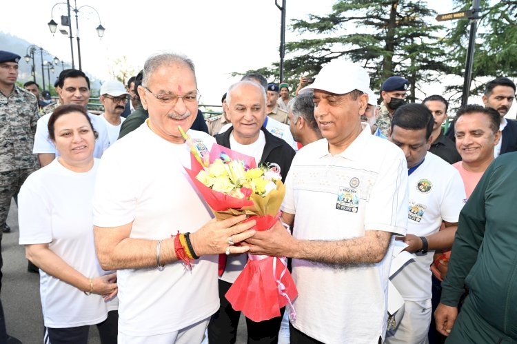 राज्यपाल ने ऐतिहासिक रिज मैदान, शिमला में अंतरराष्ट्रीय योग दिवस के अवसर पर रिज मैदान पर किया योगाभ्यास