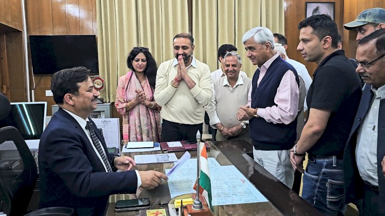 प्रतिबंधित सड़कों पर रहने वाले स्थायी निवासियों की समस्याओं को लेकर नागरिकों ने उपायुक्त शिमला से की मुलाकात
