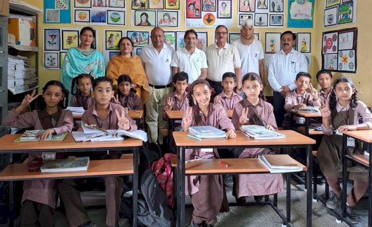नाहन  :रोटरी क्लब नाहन द्वारा राजकीय प्राथमिक एवं उच्च विद्यालय धगेड़ा को 20 स्कूल बेंच भेंट