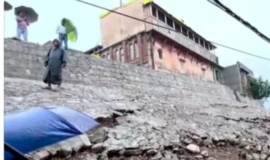 नाहन: शाही महल का निर्माणधीन भारी भरकम डंगा गिरा, प्रशासन ने प्रभावित परिवारों को रेस्कयू क़िया, गली हुई ब्लॉक...