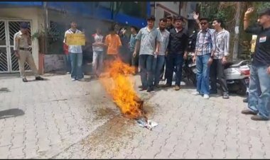 नाहन : एनएसयूआई  ने फूंका शिक्षा मंत्री धर्मन्द्र प्रधान का पुतला. नीट पेपर।मामले में जमकर नारेबाजी