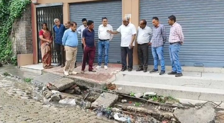 नाहन : शिकायत के बाद NH का निरीक्षण करने मौके पर पहुंचे अधिकारी, सड़कों पर सीवरेज पानी बहने से लोगो को कई सालों से समस्या,
