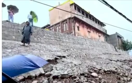 नाहन: शाही महल का निर्माणधीन भारी भरकम डंगा गिरा, प्रशासन ने प्रभावित परिवारों को रेस्कयू क़िया, गली हुई ब्लॉक...