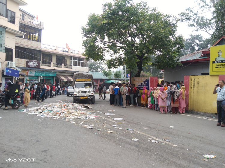 नाहन : बड़ा चौक में सफाई कर्मचारियों व सब्जी विक्रेताओं के मारपीट,सड़क पर फेंका कचरा, जाति सूचक शब्द बोलने के आरोप...