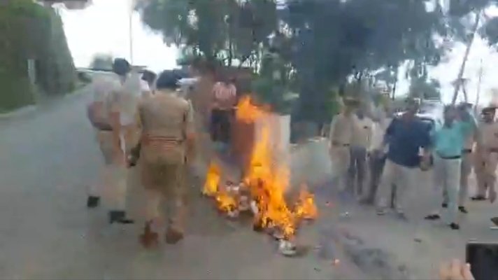 नाहन : एफटीए और भारत-अमेरिका ट्रेड डील के विरोध में नाहन में सीपीआईएम का प्रदर्शन, ट्रंप और मोदी के पुतले फूंके