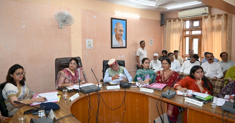 नाहन  :शिवानी की अध्यक्षता में आयोजित हुई जिला परिषद की बैठक