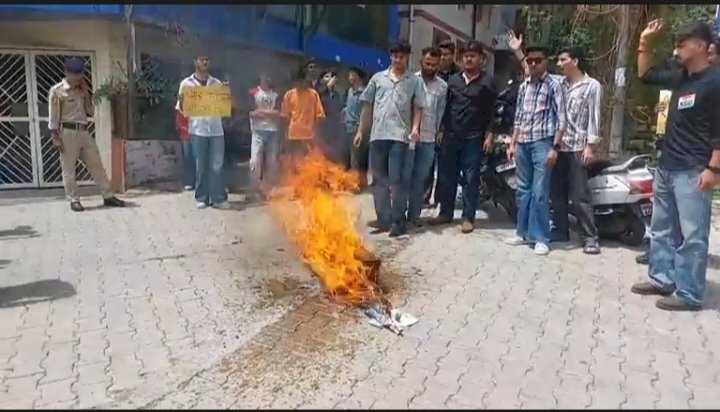 नाहन : एनएसयूआई  ने फूंका शिक्षा मंत्री धर्मन्द्र प्रधान का पुतला. नीट पेपर।मामले में जमकर नारेबाजी